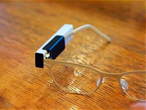 may anh gan tren gong kinh chup anh khi ban nhay mat