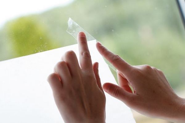 Bạn có thể dùng băng dính để dán một tờ giấy không thấm dầu lên trên cửa sổ.