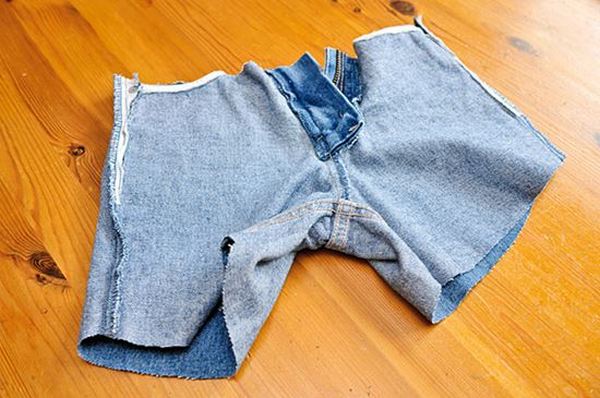 Bạn có thể sử dụng một chiếc quần jean cũ không mặc tới để may thành một chiếc túi.