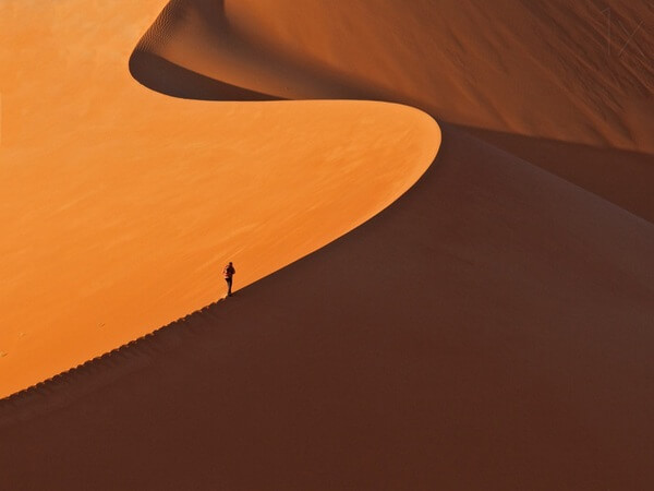 Bạn có dám đi bộ giữa một sa mạc toàn cát và không có nổi một bóng râm nào như thế này không? (Ảnh: Reinhard Gaemlich)