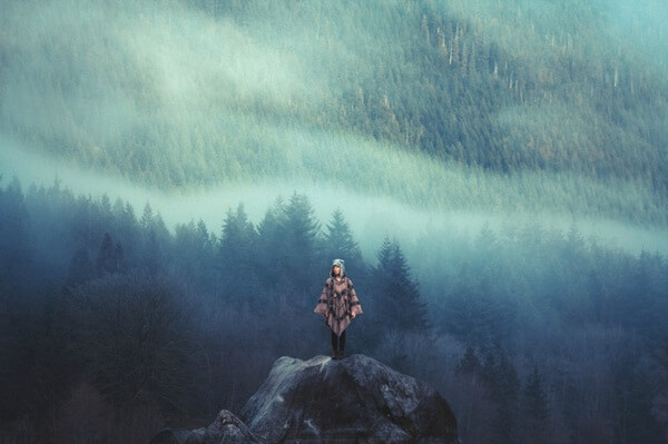 Bức ảnh của nhiếp ảnh gia Elizabeth Gadd đến từ Vancouver, Canada. Trong ảnh cô gái trẻ đang đứng trên mỏm đá nhô ra giữa khu rừng lá kim với sương trắng mờ ảo.