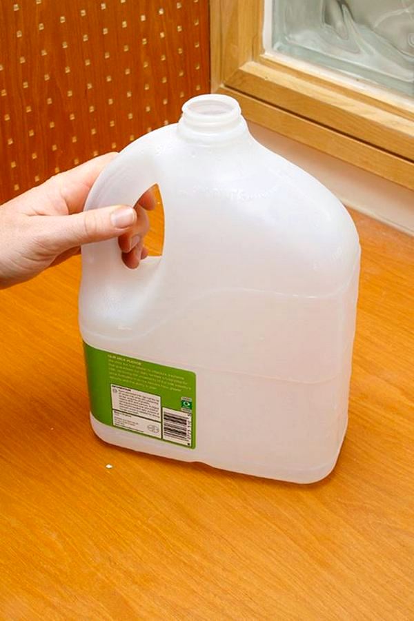 Một chiếc can nhựa đục như hình dưới đây sẽ là cứu cánh cho bạn trong trường hợp này.