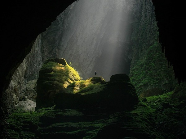 Tạp chí National Geographic của Hội Địa lý Quốc gia Mỹ ra mắt gần 130 năm trước và nhanh chóng nổi tiếng toàn cầu với những bức ảnh có tính nghệ thuật cao. Trong ảnh, một người leo núi đứng trong hang Sơn Đoòng, hang động lớn nhất thế giới ở Vườn Quốc gia Phong Nha - Kẻ Bàng, tỉnh Quảng Bình. Hang động này dài hơn 3 km, một số nơi cao hơn 180 m. Ở những nơi nóc hang bị sập, ánh sáng mặt trời có thể tràn vào giúp thảm thực vật phát triển mạnh mẽ. Ảnh: Matthias Hauser.
