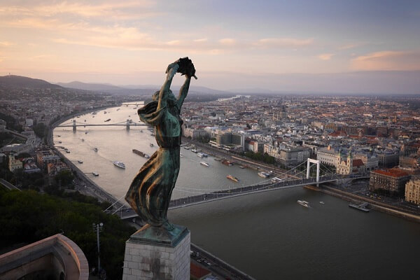 Tượng Liberty, Budapest, Hungary