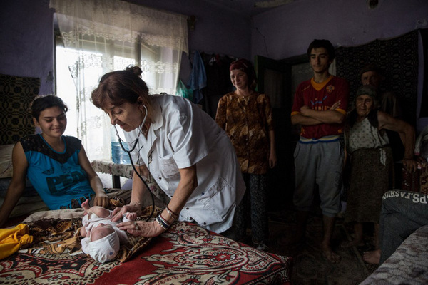23. Tác phẩm: A Country Doctor and Her Calling. Nhiếp ảnh gia: Ioana Moldovan (Romania). Hạng: Chuyên nghiệp. Thể loại: Đời sống