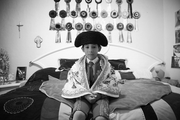 25. Tác phẩm: The Little Bullfighters of Mexico. Nhiếp ảnh gia: Christina Simons (Iceland). Hạng: Chuyên nghiệp. Thể loại: Đời sống
