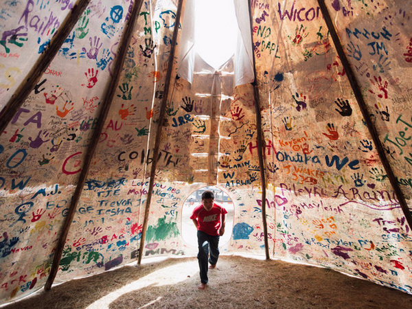 30. Tác phẩm: Standing Rock. Nhiếp ảnh gia: Amber Braken (Canada). Hạng: Chuyên nghiệp. Thể loại: Vấn đề đương đại