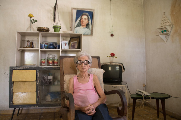 33. Tác phẩm: Present and Past 1. Nhiếp ảnh gia: Anisleidy Martnez Fonseca (Cuba). Hạng: Mở rộng. Thể loại: Chân dung.