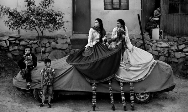 Hai cô gái mưu sinh bằng nghề biểu diễn cà kheo trên đường phố Fiteca, Pera. Ảnh: Castellanos Tuesta