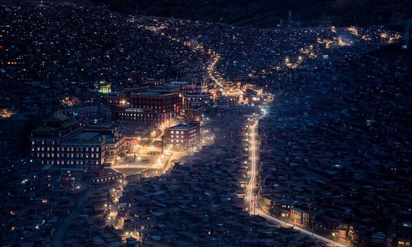 Hình ảnh tuyệt đẹp về Học viện Phật giáo lớn nhất thế giới - Larung Gar, Tây Tạng, khi đêm xuống. Ảnh: Hung Neoh
