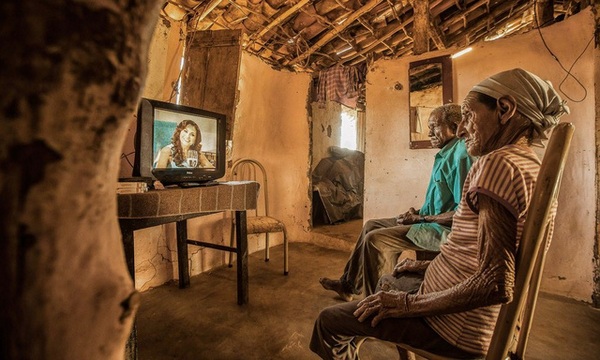 Cặp vợ chồng già người Brazil đang trải nghiệm truyền hình. Dù đã sang thế kỷ 21, rất nhiều người vẫn chưa biết đến sự có mặt của vô tuyến