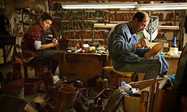 Hai người thợ đang đóng giày theo phương pháp thủ công ở Bồ Đào Nha. Ảnh: João Borges​
