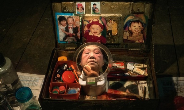 Tai, một nghệ sĩ kinh kịch Trung Quốc trang điểm trước khi bắt đầu buổi diễn. Ảnh: Nick Ng