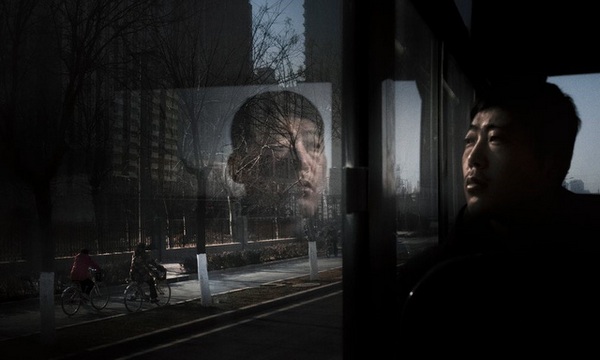 Vẻ trầm tư của một người lao động trong xe buýt ở thành phố Thạch Gia Trang, Hà Bắc, Trung Quốc. Thạch Gia Trang được coi là một trong những thành phố ô nhiễm khủng khiếp nhất châu Á. Ảnh: Arek Rataj