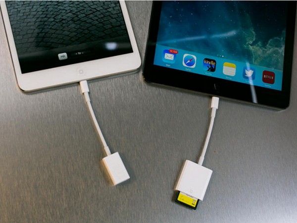 Dùng phụ kiện để sao lưu ảnh trực tiếp từ thẻ nhớ vào tablet.