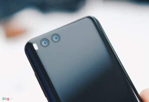 Camera sau của Mi 6 có độ phân giải 12 MP. Trong đó, một ống kính chuyên chụp góc rộng và một ống kính chụp chân dung. Khả năng "xoá phông" của model này khá đáng khen, tốc độ chụp nhanh và giao diện chụp ảnh trực quan.