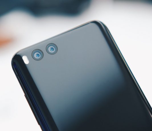 Camera sau của Mi 6 có độ phân giải 12 MP. Trong đó, một ống kính chuyên chụp góc rộng và một ống kính chụp chân dung. Khả năng "xoá phông" của model này khá đáng khen, tốc độ chụp nhanh và giao diện chụp ảnh trực quan.