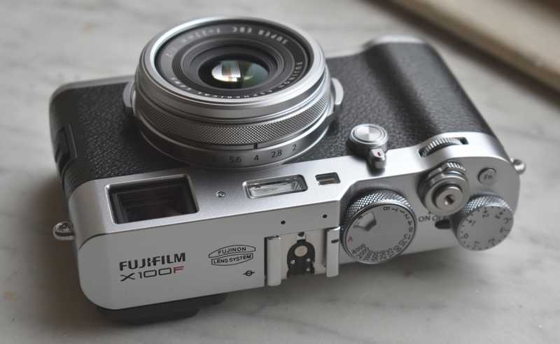5 mẫu máy ảnh fujifilm đang được ưa chuộng nhất năm 2017 8 Máy ảnh Fujifilm X100F vẫn trung thành với thiết kế hoài cổ nhưng nâng cấp nhiều điểm đáng chú ý giúp việc thao tác nhanh và thuận tiện hơn.