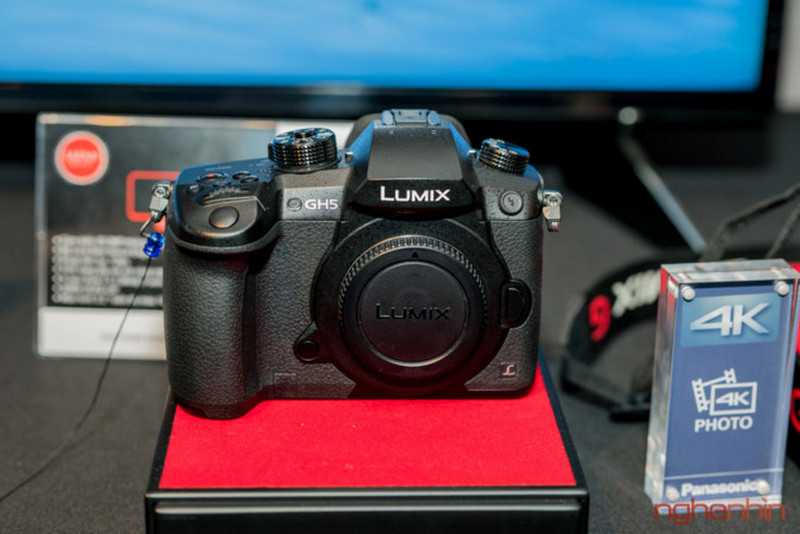 Panasonic Lumix GH5 chính thức lên kệ thị trường Việt với giá bán lẻ đề nghị là 47.990.000VND cho thân máy, 69.990.000VND khi mua kèm ống kính 12-60mm, và 73.990.000VND khi đi kèm ống 12-35mm.