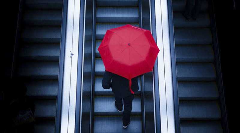Hãy để ý cách ông dùng chiếc dù màu đỏ của hành khách dưới đây, nó đã khiến bức ảnh rất nổi bật giữa những bậc cầu thang lạnh lẽo và không có cảm xúc gì mấy.