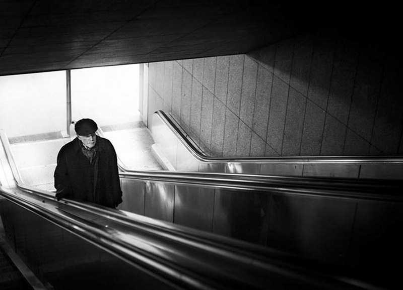 Muốn ảnh đẹp không phải cứ chỉnh màu là xong 17 Hay ảnh của cụ già đơn độc trên cầu thang, nó cho người xem thấy một chút cô đơn và buồn bã của tuổi già. Nói cách khác bức ảnh đã có hồn hơn rất nhiều.