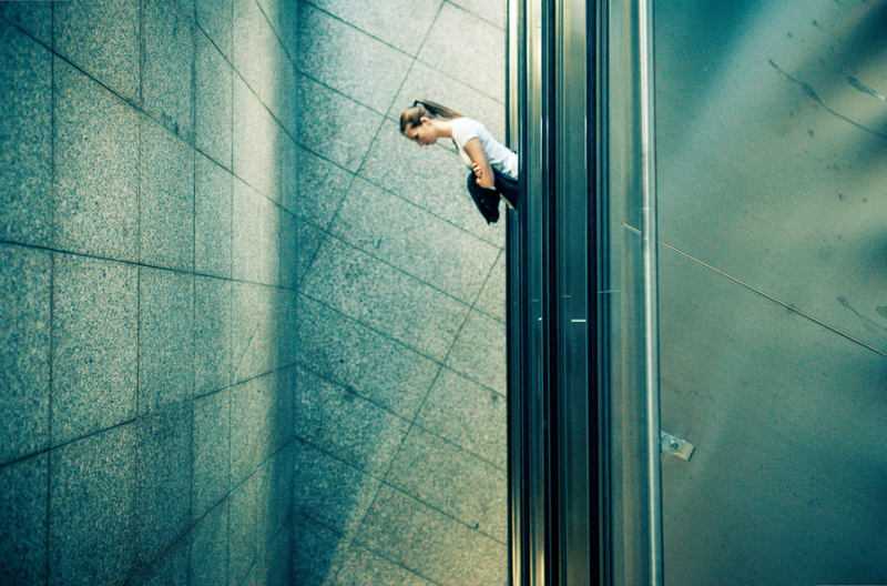 Muốn ảnh đẹp không phải cứ chỉnh màu là xong 18 Việc xoay máy để chọn góc chụp đặc biệt này cũng hiếm được mọi người áp dụng, nhưng Vijce đã xoay máy để khiến cầu thang nghiêng trở nên dựng đứng, gây ra "ảo giác" cho người xem.