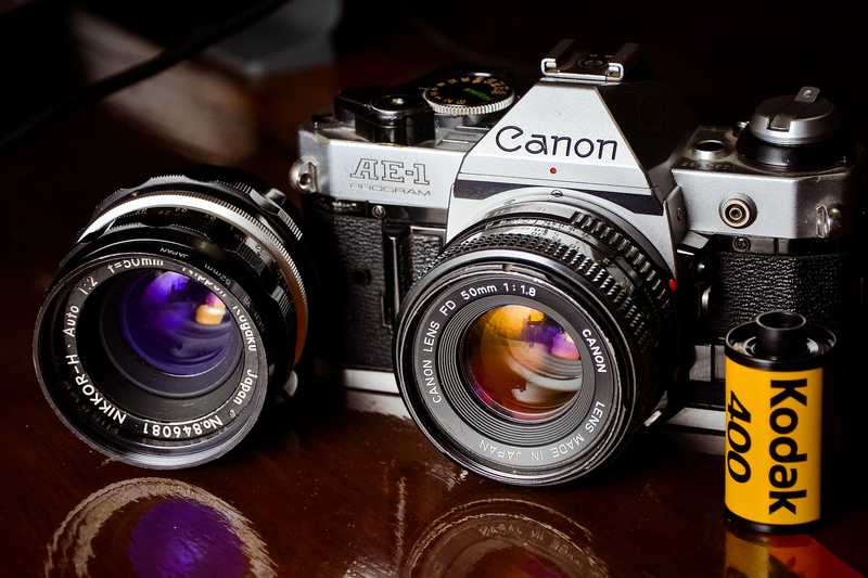 Những máy ảnh phim nổi tiếng 16 Canon AE-1 rất thích hợp với tay máy không chuyên.