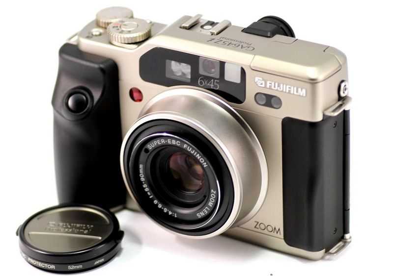 Những máy ảnh phim nổi tiếng 17 Fujifilm GA645 gọn nhẹ.