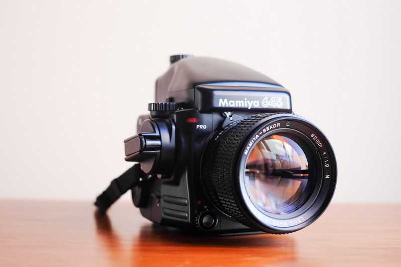 Những máy ảnh phim nổi tiếng 20 Mamiya 645 Pro thiết kế chắc chắn.