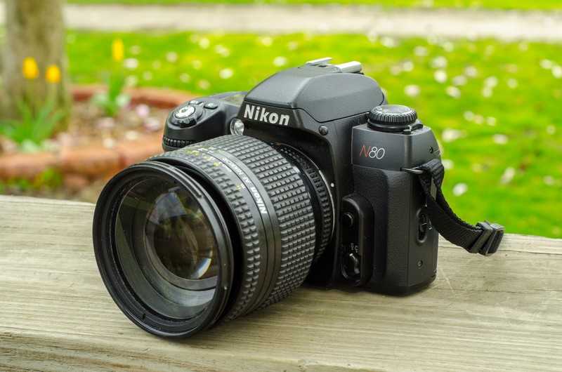 Nikon N80 là phiên bản dung hòa giữa dòng amateur và dòng F chuyên nghiệp.