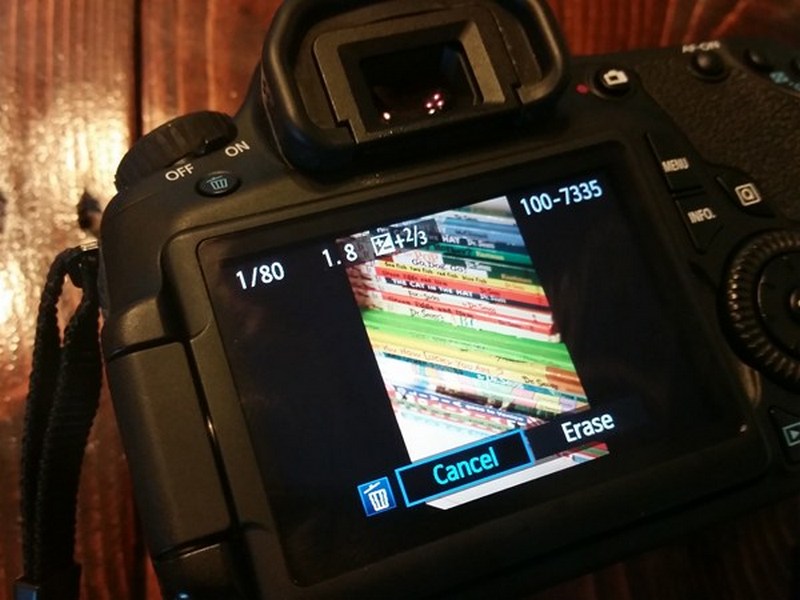 Nhiều người thường có thói quen chọn xóa từng ảnh trực tiếp trên camera.