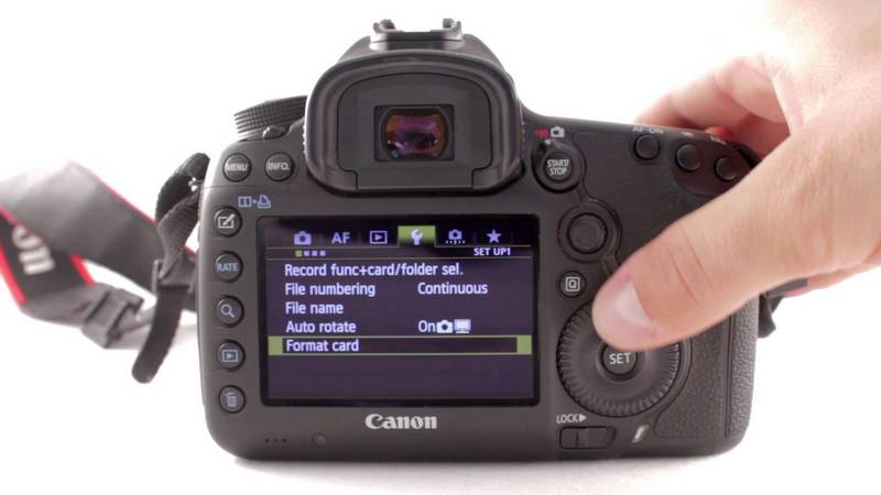 Nên format lại thẻ trên camera sau khi sao lưu ảnh vào máy tính.