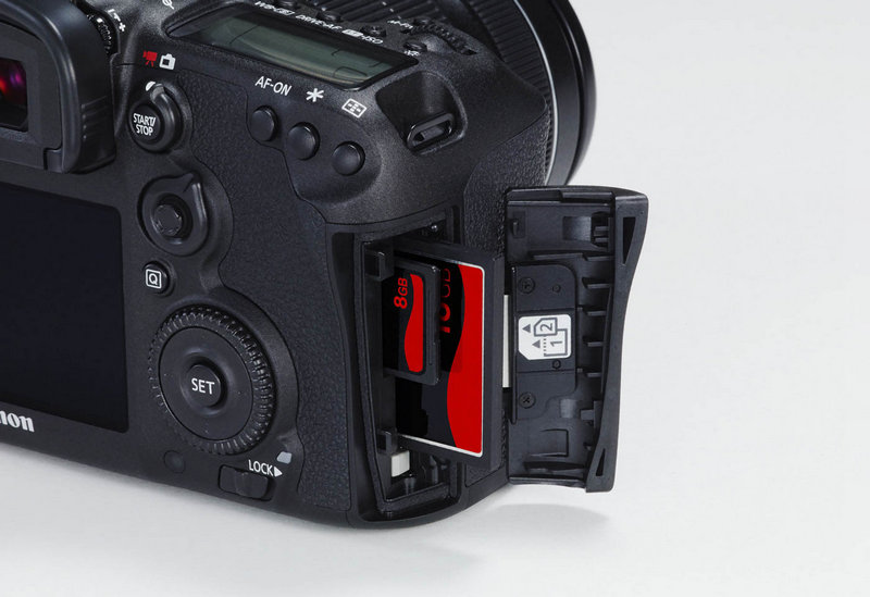 Một số mẫu máy ảnh trang bị hai khe cắm thẻ nhớ.