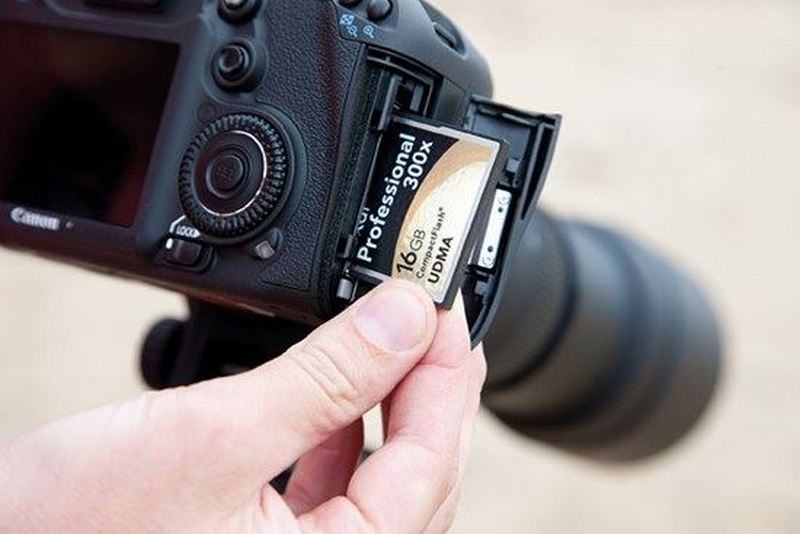 Không nên rút thẻ nhớ khi máy đang đọc dữ liệu.