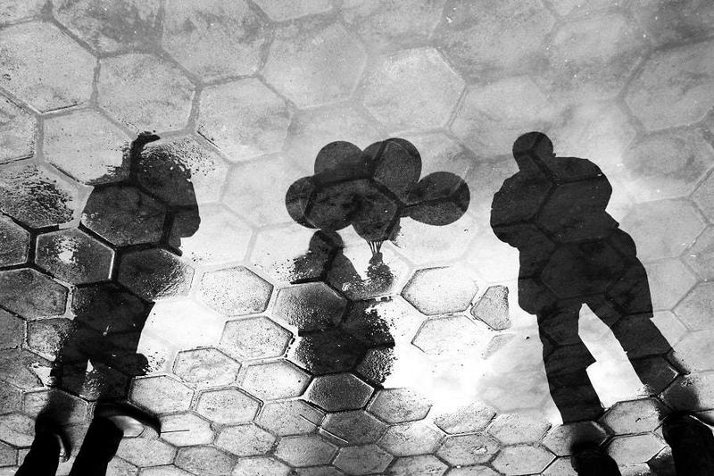 EOS 60D; EF10-22mm f/3.5-4.5 USM; 22mm; f/8; 1/100 sec; ISO 800 (Balloon Seller)