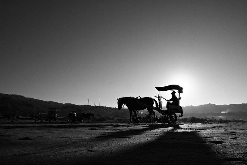 EOS 1000D; EF10-22mm f/3.5-4.5 USM; 10mm; f/11; 1/500 sec; ISO 200 (Working Early)