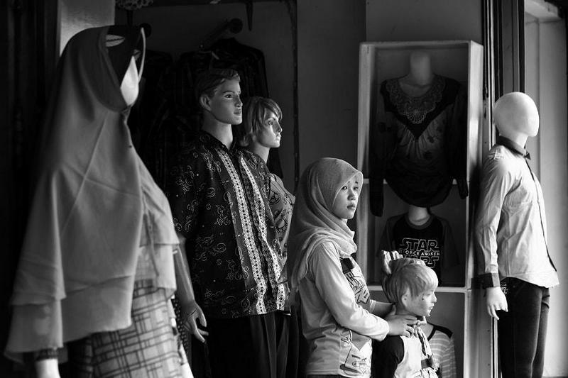 EOS 100D; EF55-250mm f/4-5.6 IS STM; 65mm; f/4; 1/50 sec; ISO 100 (Friends in Silence)