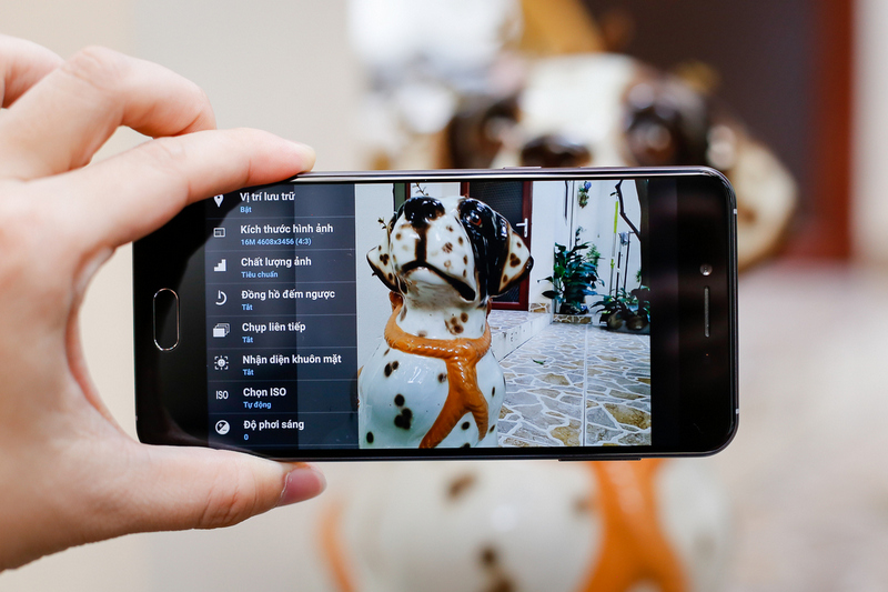 Phần mềm camera trên bản thương mại hoạt động ổn định. Trên phiên bản phần mềm hiện tại, việc lấy nét trong điều kiện thiếu sáng vẫn chưa nhanh. Bphone 2017 được trang bị camera chính 16 megapixel hỗ trợ lấy nét theo pha. Camera trước 8 megapixel có tính năng làm đẹp và tự động lấy nét.