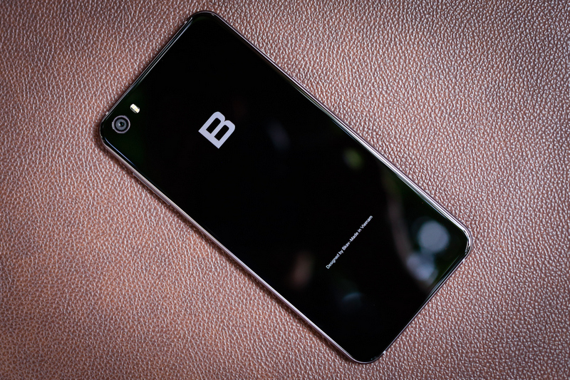 Camera chính ở mặt lưng hỗ trợ chống rung quang học nhưng được làm phẳng. Mặt lưng phía sau được thiết kế đơn giản với kính cường lực. So với mặt lưng Bphone đời đầu, mặt lưng kính ở Bphone mới bóng và cho cảm giác cầm ôm tay hơn nhiều, nhưng vẫn dễ bám vân tay.