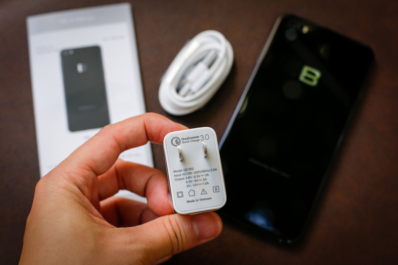 Phụ kiện đi kèm với Bphone 2017 được đóng gói gọn gàng, đều được in logo chữ B. Máy sử dụng cáp nối USB-C, đi kèm với củ sạc hỗ trợ sạc nhanh Qualcomm QuickCharge 3.0. Không chỉ điện thoại, phụ kiện cũng do nhà sản xuất trong nước đảm nhiệm, làm trực tiếp tại Việt Nam.