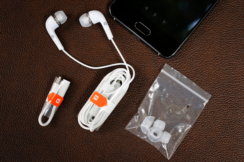 Không có jack 3,5 mm nhưng tai nghe đi kèm trong hộp vẫn là tai nghe In-ear với jack cắm tròn thông thường. Vì vậy để sử dụng với Bphone 2017 cần có thêm một jack chuyển từ cổng USB-C sang 3,5 mm.