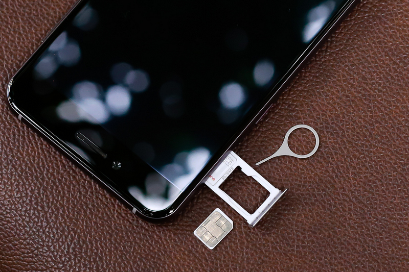 Khác Bphone đời đầu, Bphone 2017 hỗ trợ 2 sim với kết nối 4G LTE. Quanh viền khay sim có lót đệm cao su để chống nước. Tuy nhiên, khay sim thứ hai phải dùng chung với khay chứa thẻ nhớ microSD.
