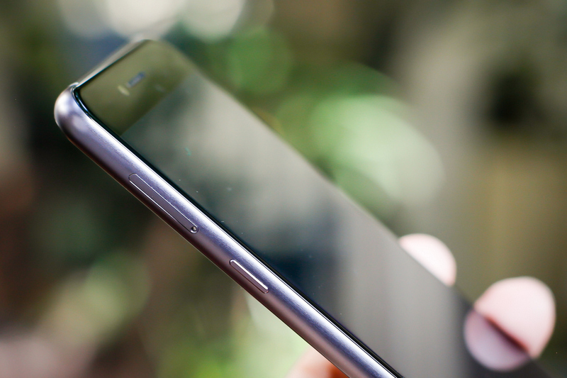 So với phiên bản được trưng bày hôm ra mắt, Bphone 2017 bản thương mại có một số thay đổi nhỏ và chất lượng hoàn thiện tốt hơn. Khung viền kim loại màu xám sơn mờ. Dù vậy, phím nguồn và phím điều chỉnh âm lượng còn hơi cứng, khó bấm.