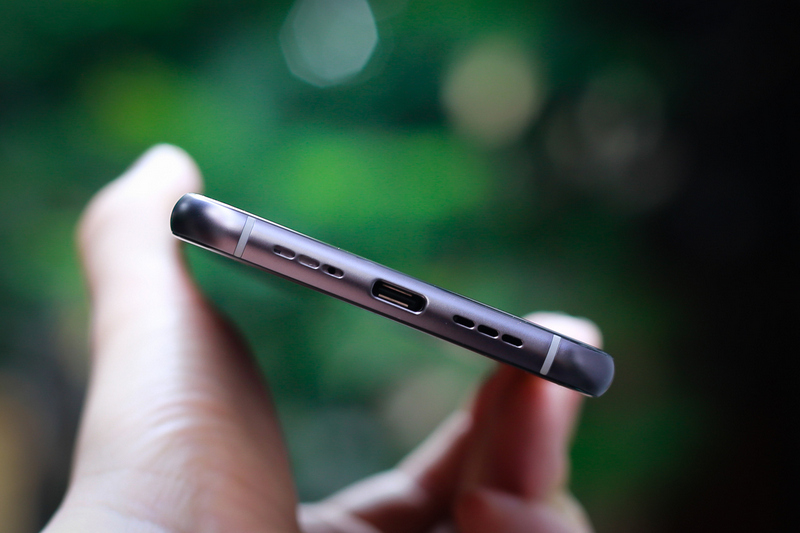 Máy cho cảm giác cầm mượt, liền lạc, gần như không có chi tiết nào làm cấn tay kể cả các cổng kết nối. Loa ngoài nằm bên phải cổng USB-C trong khi bên trái là microphone.