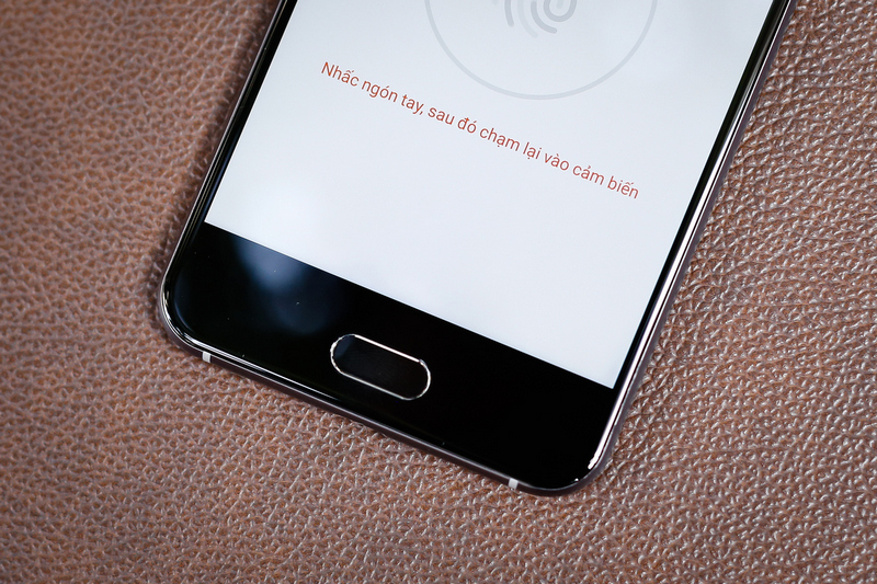 Cảm biến vân tay một chạm cho tốc độ nhận diện nhanh chưa tới 1 giây, có thể hoạt động ngay cả khi màn hình tắt. Khác với nhiều mẫu Android đang có trên thị trường, Bkav bố trí hai vùng cảm ứng thay vì hai phím cảm ứng ở xung quanh cảm biến vân tay, tương ứng với phím "Quay lại" và "Cửa sổ đa nhiệm".