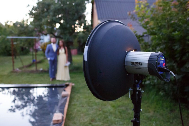 Hofstaetter đã setup hai đèn flash để chiếu sáng cho cô dâu chú rể trong suốt quá trình phơi sáng.