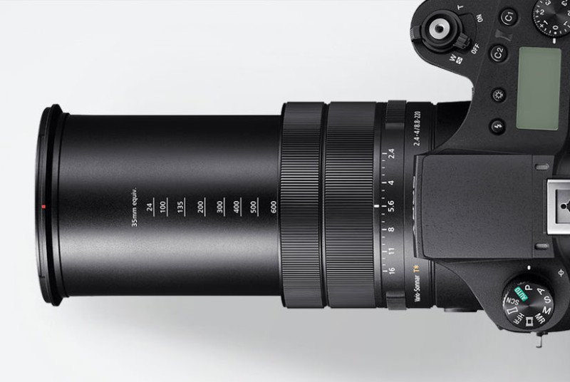 Mặt trước của máy ảnh là lens zoom f/2.4-4 24-600mm (tương đương 35mm), cho phép nhiếp ảnh gia chụp cả hai đối tượng gần và siêu xa. Ống kính 25x được tích hợp tính năng ổn định hình ảnh quang học SteadyShot với 4.5 stop bù trừ rung động.