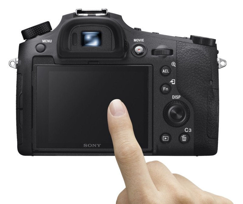 Mặt sau của RX10 IV có màn hình cảm ứng LCD nghiêng 3 inch, 1,44 triệu điểm với công nghệ WhiteMagic cho tầm nhìn rõ hơn ngay cả trong ánh sáng mặt trời gay gắt. Phía trên màn hình là kính ngắm Tru-Finder điện tử OLED 2,35 triệu điểm.