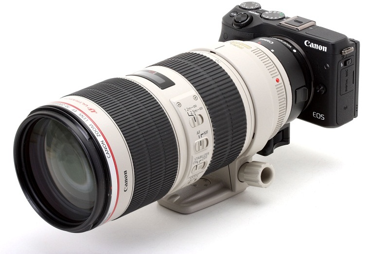 EOS M3 với ống kính EF 70-200mm f/2.8L IS II USM (mà ta hay gọi tắt là 70-200 IS II). Nhìn qua có cảm giác cặp đôi này "không thuộc về nhau".