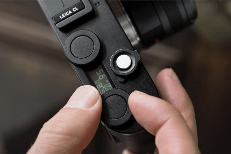 Leica CL còn có màn hình LCD đen trắng ở giữa hai vòng xoay để hiển thị các thông tin cài đặt và các chỉ số Exposure giúp chủ nhân dễ dàng kiểm tra. Chức năng thông minh khác là màn hình này sẽ tự động bật sáng khi nhiếp ảnh gia hoạt động trong điều kiện ánh sáng yếu.